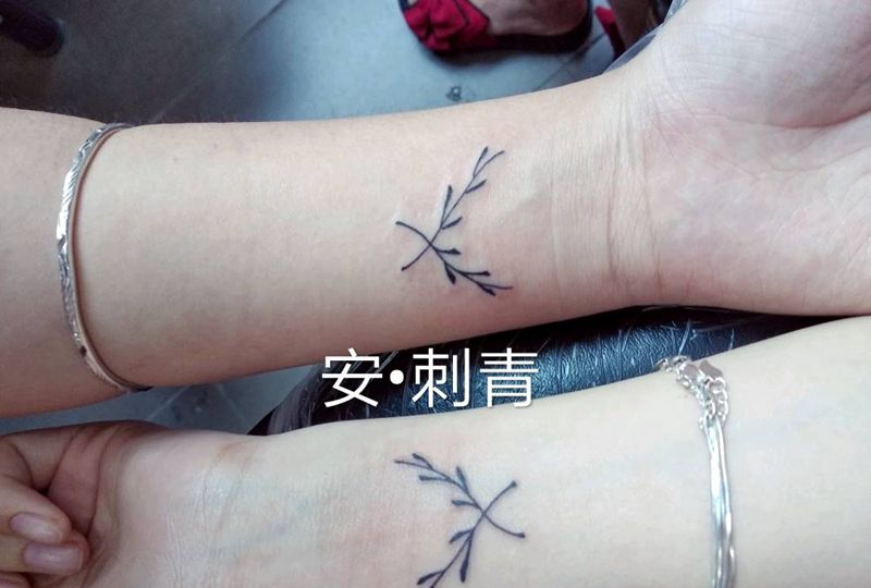 小草二人行纹身图片