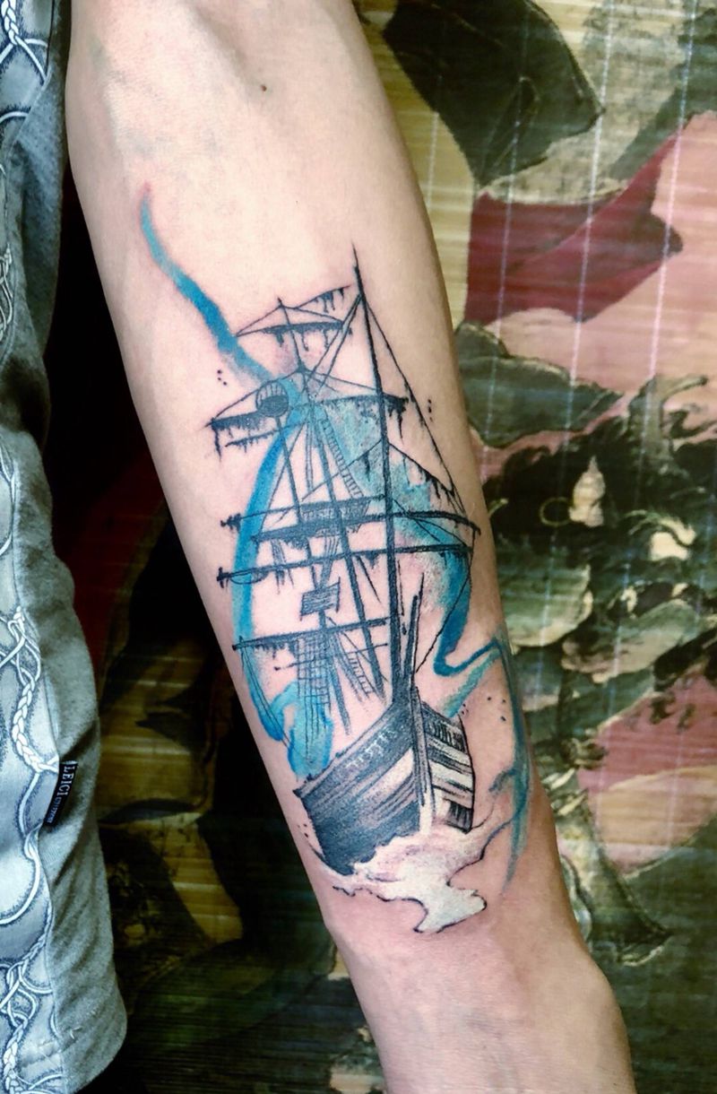 船纹身图片_手部腿部水彩欧美写实纹身图案