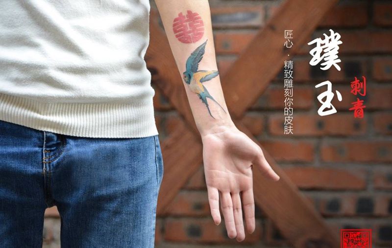 水墨燕子一枚纹身图片