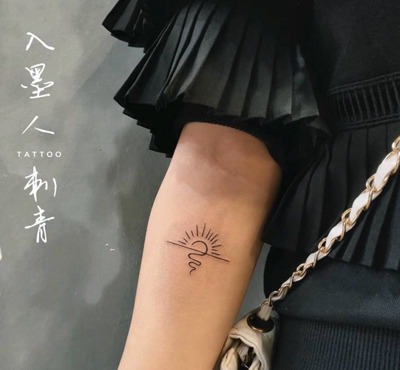 小太阳纹身图片_手部纹身图案