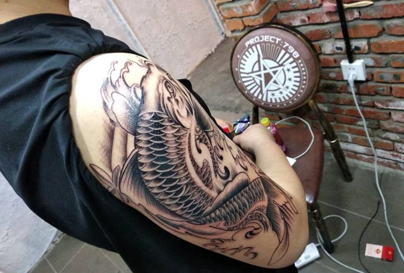 大臂锦鲤纹身图片