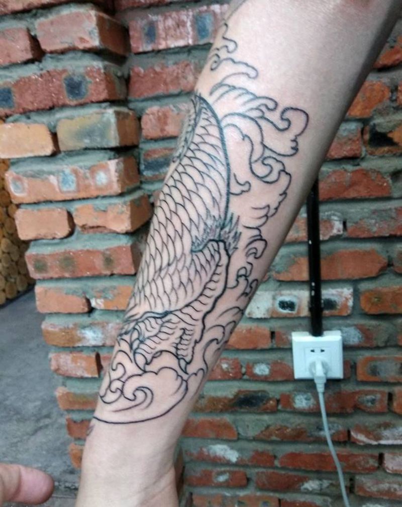 变种鲤鱼线条纹身图片