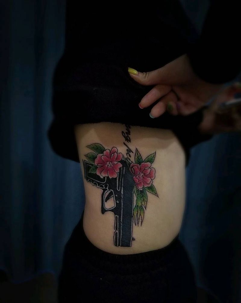 枪花纹身图片_腰部纹身图案