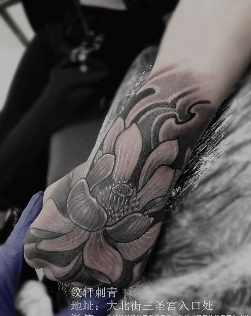 手背莲花纹身图片