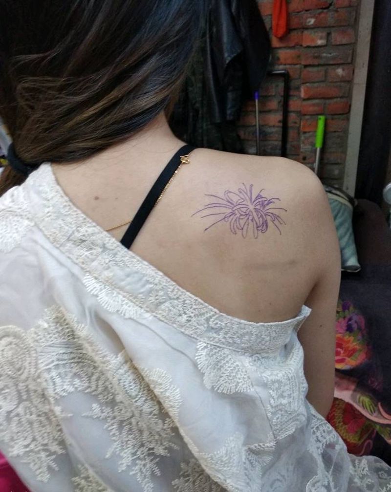 后肩彼岸花纹身图片