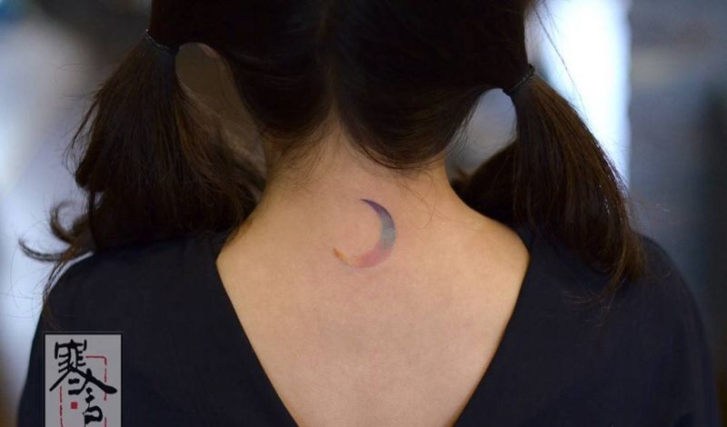 月亮纹身图片_背部水彩纹身图案