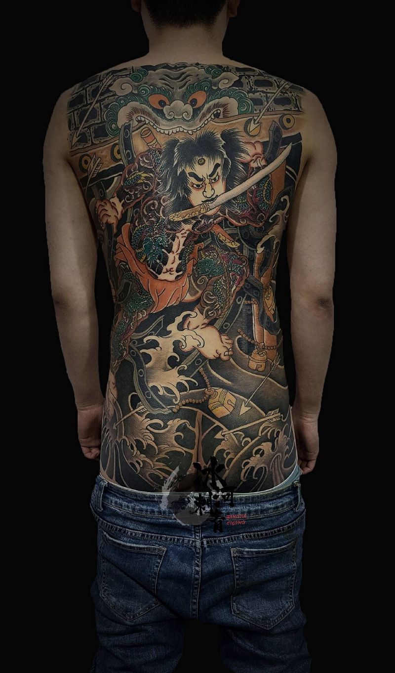 张顺纹身图片_背部老传统纹身图案