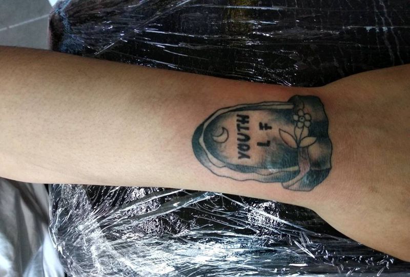 坟墓，疤痕遮盖未完纹身图片