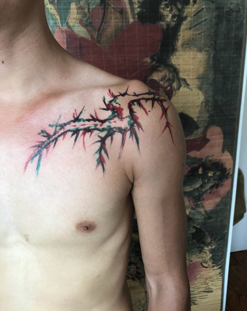 荆棘纹身图片_肩部胸部新传统点刺纹身图案