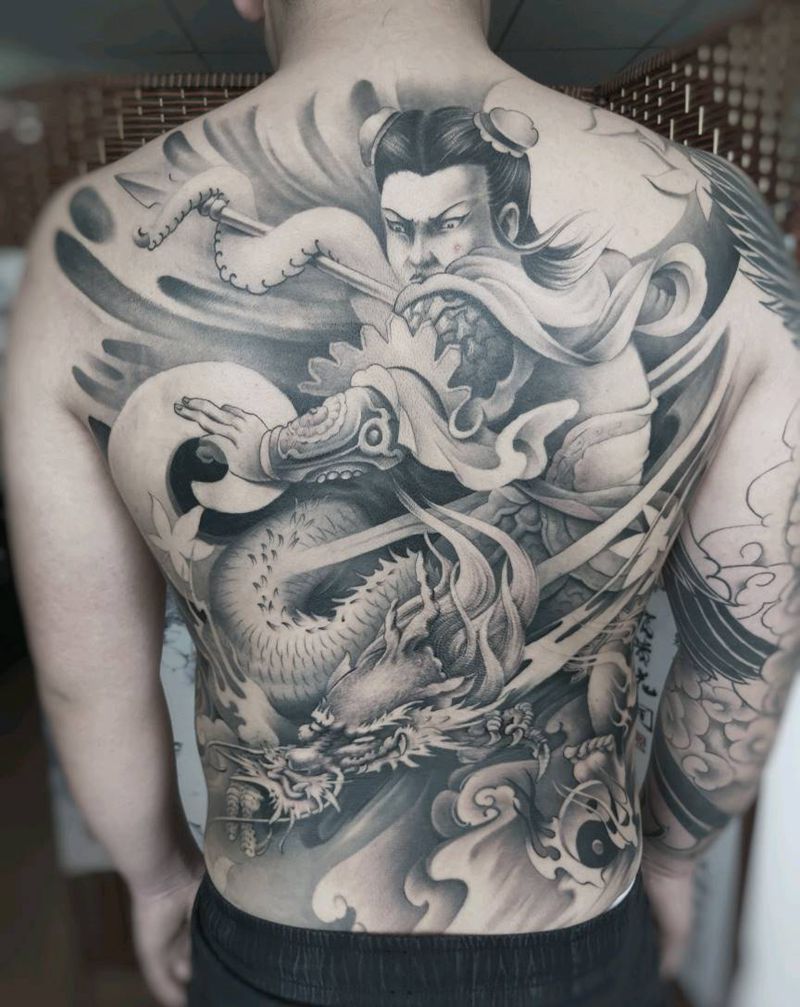 拿抓毒龙纹身图片_背部新传统纹身图案