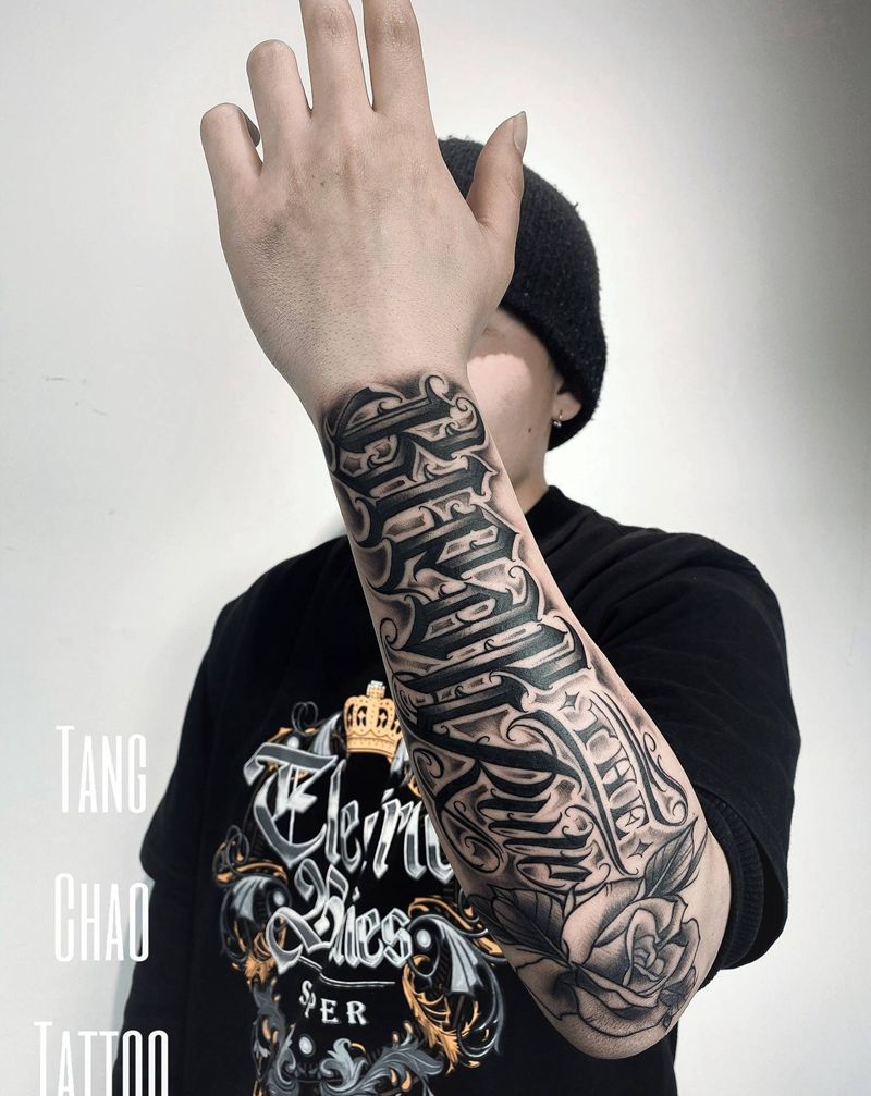 打破常规纹身图片_手臂花体字纹身图案
