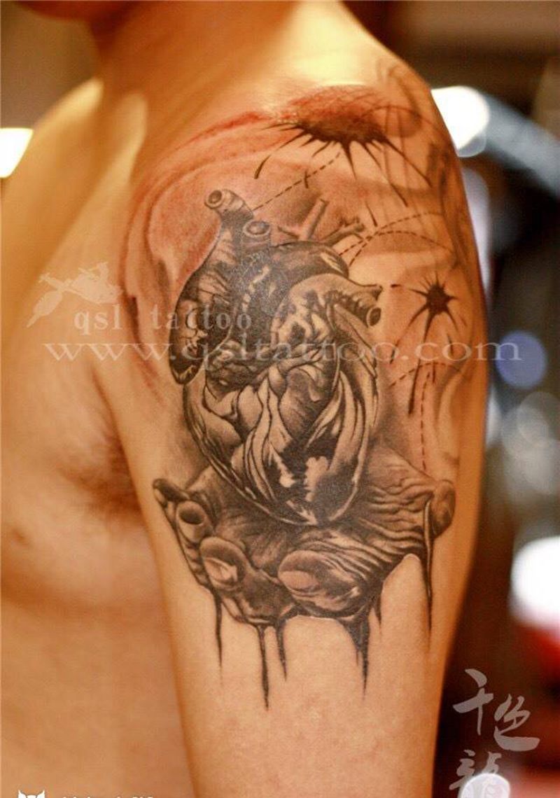 人心掌握在自己的手里纹身图片_贵阳贵州遵义 六盘水凯里专业千色龙刺青纹身图案