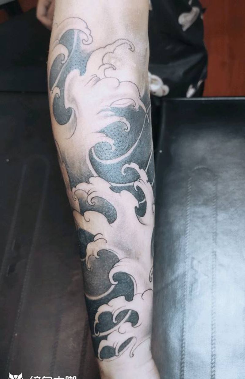 浪花小臂纹身图片_手部手臂新传统水墨纹身图案