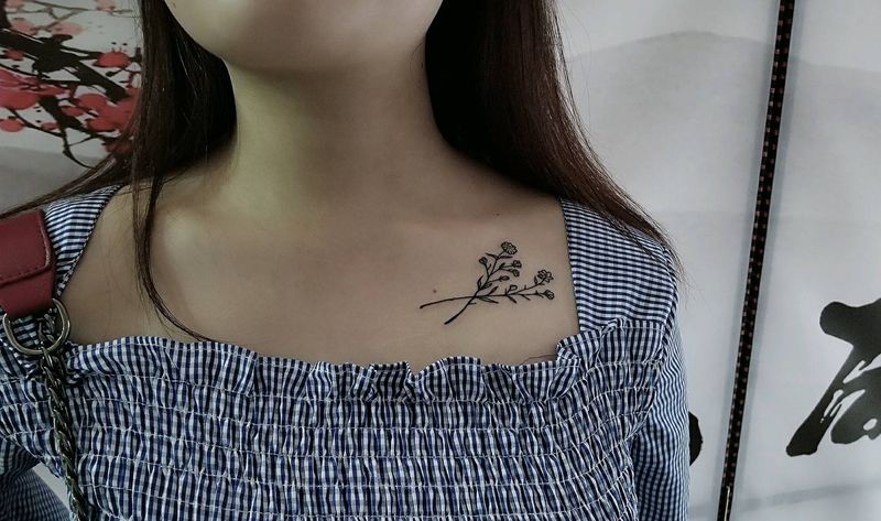 简洁的小花纹身图片