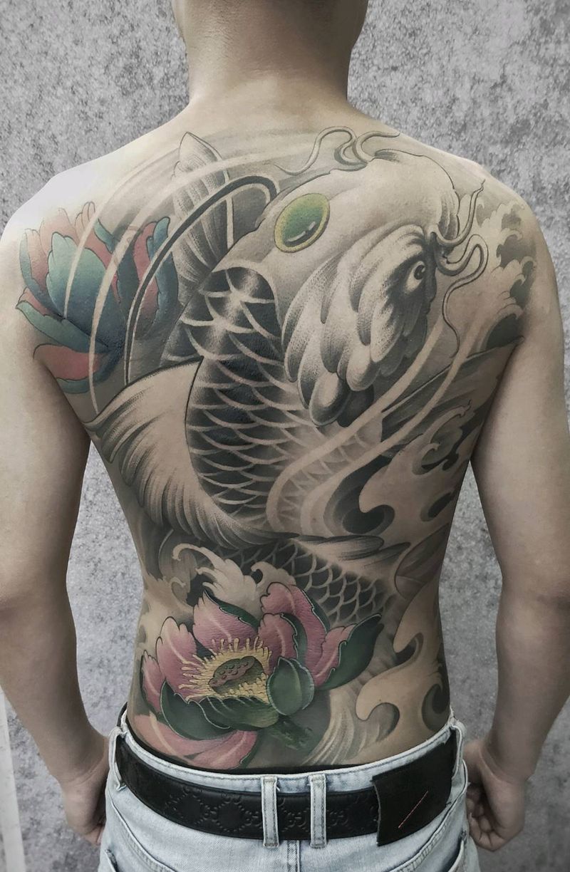 满背鱼纹身图片_背部新传统纹身图案