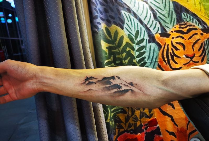 水墨山水纹身图片_手臂水墨纹身图案