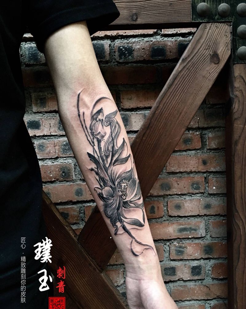 水墨莲花纹身图片