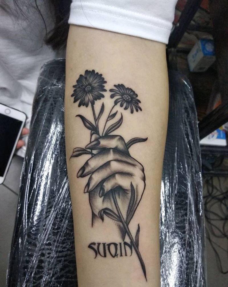 手握菊花纹身图片_手臂新传统纹身图案