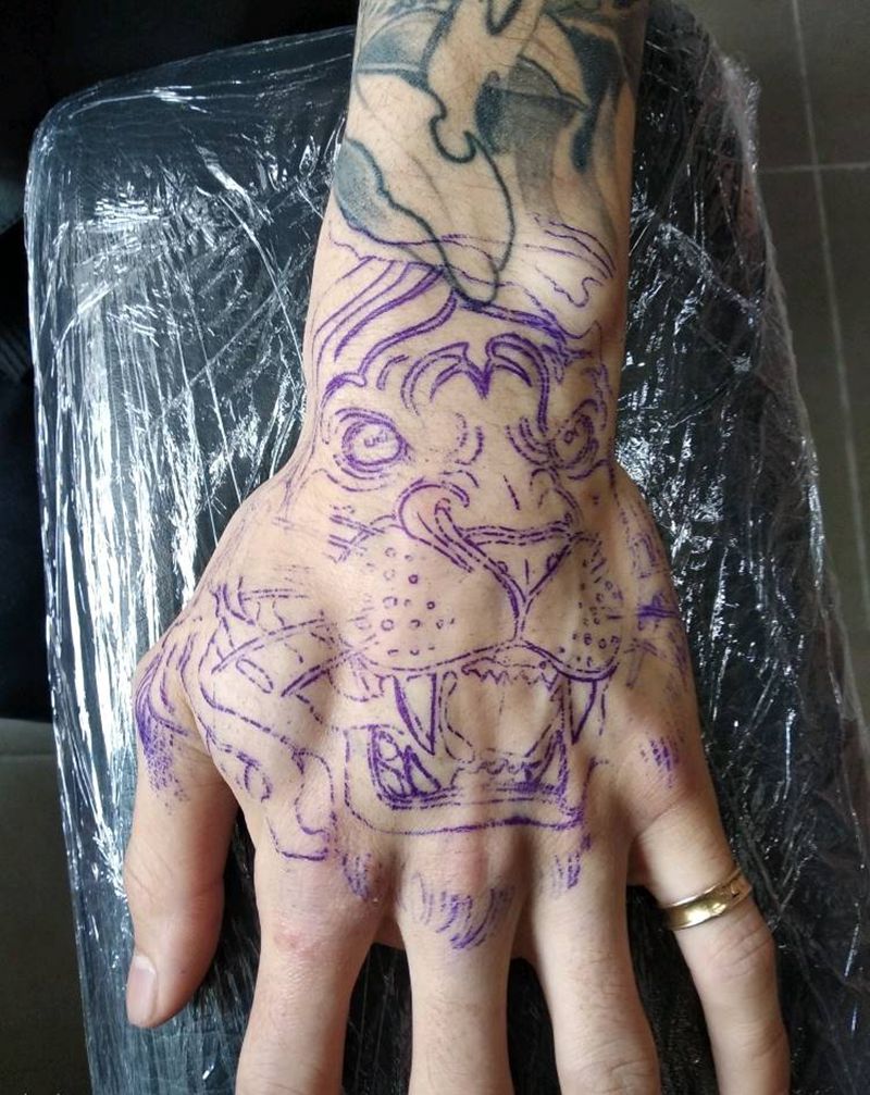 手背老虎。。。未完纹身图片