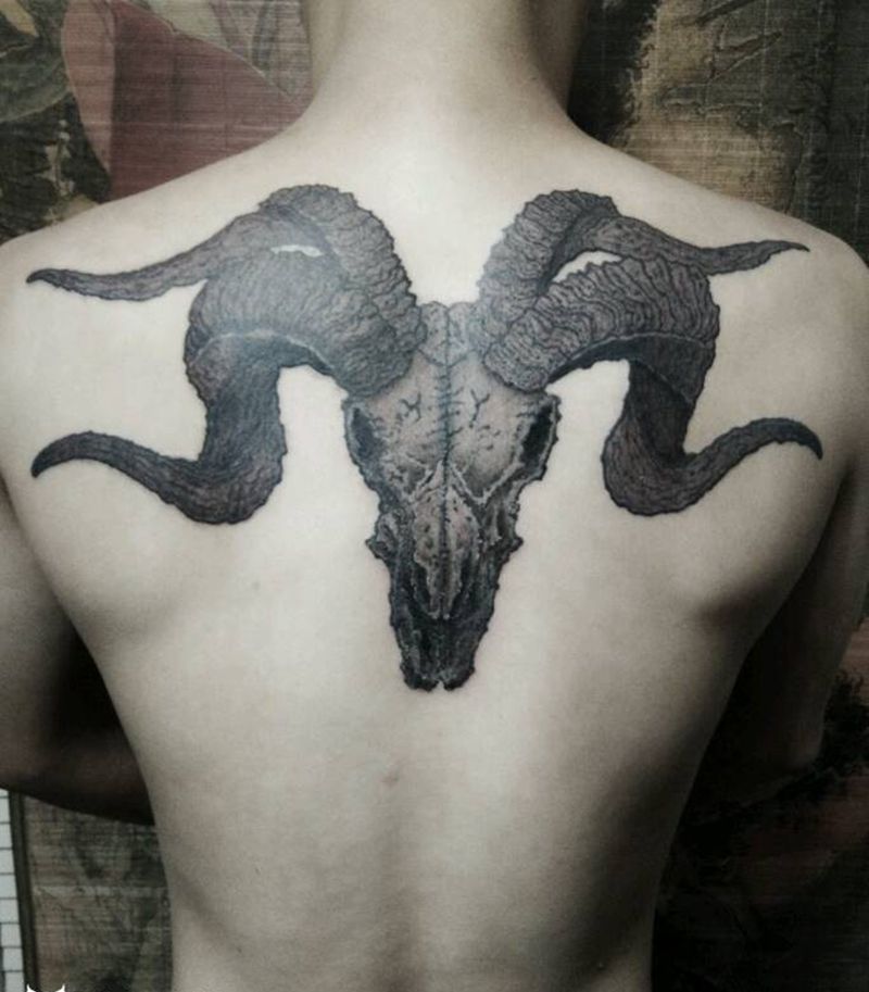 半背羊头纹身图片_背部欧美写实新传统纹身图案