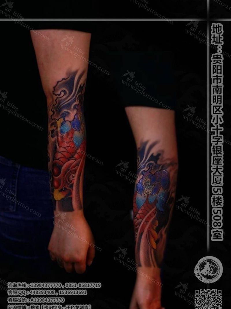 传统鲤鱼+遮盖小樱花纹身图片