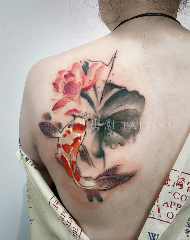 荷鱼纹身图片_肩部水墨纹身图案