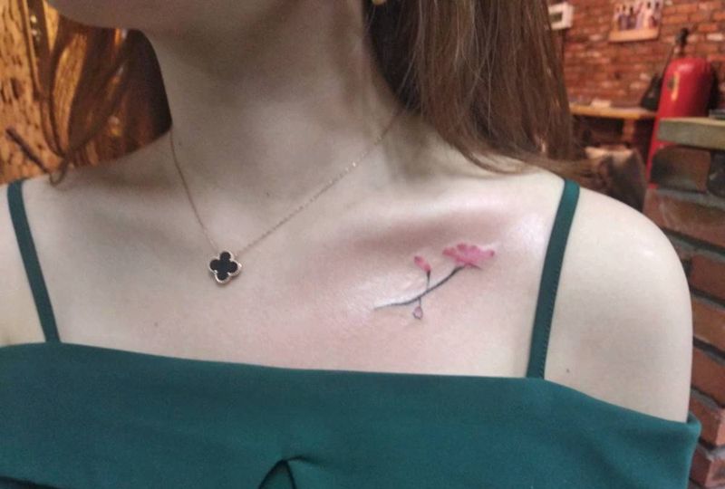 锁骨小花纹身图片
