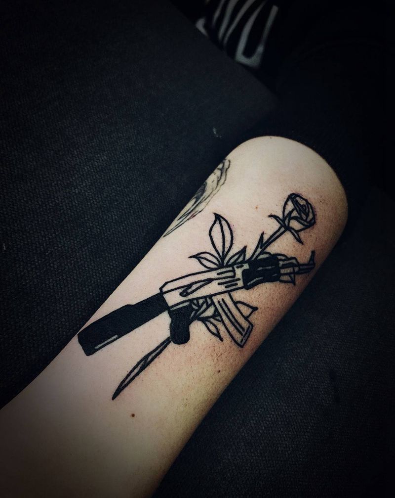 Ak47纹身图片_手臂Old School纹身图案