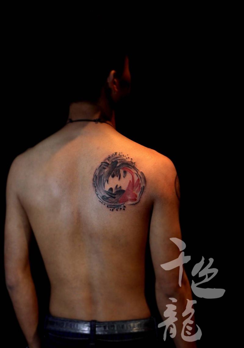 水墨抽象鱼纹身图片