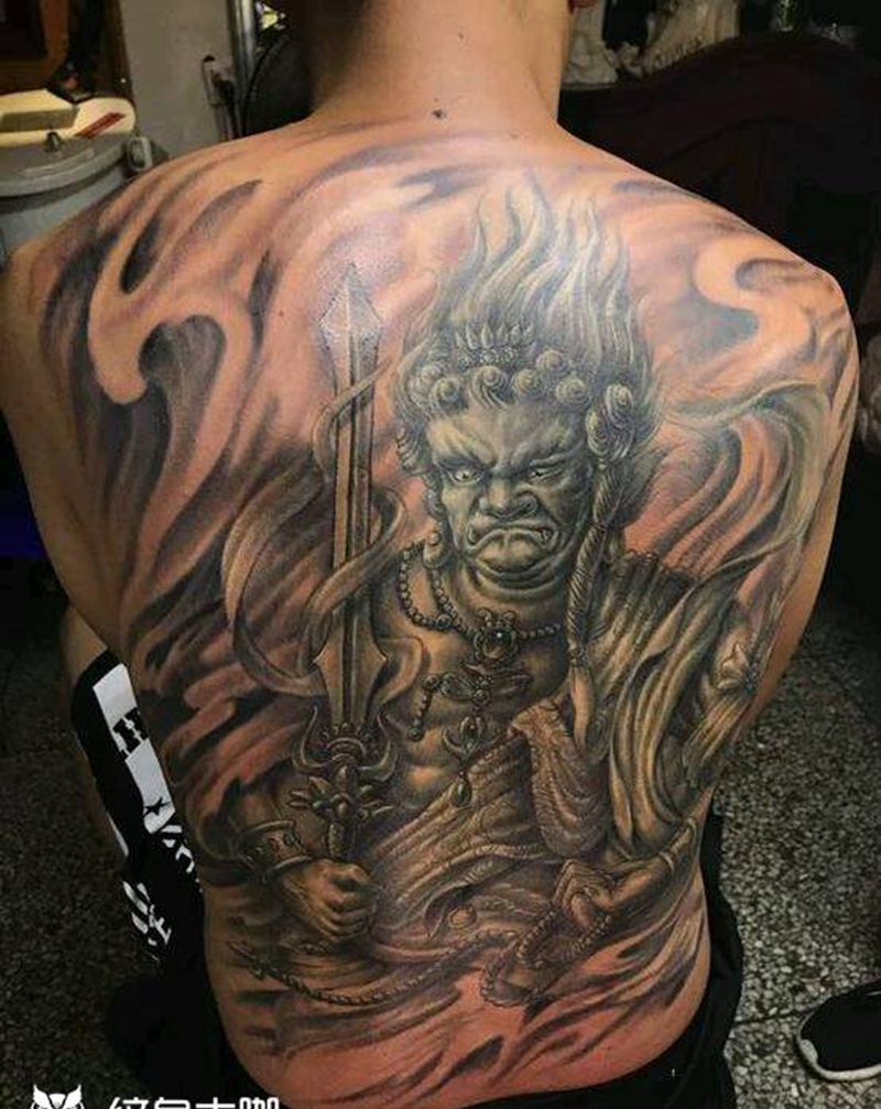 第一个满背纹身图片