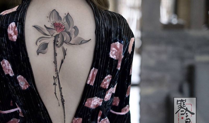莲花、荷花纹身图片_背部水墨纹身图案