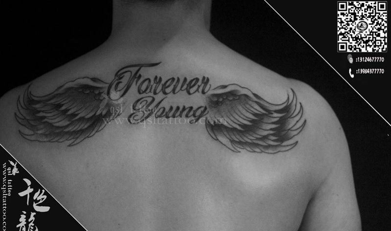 背后翅膀+字母纹身图片