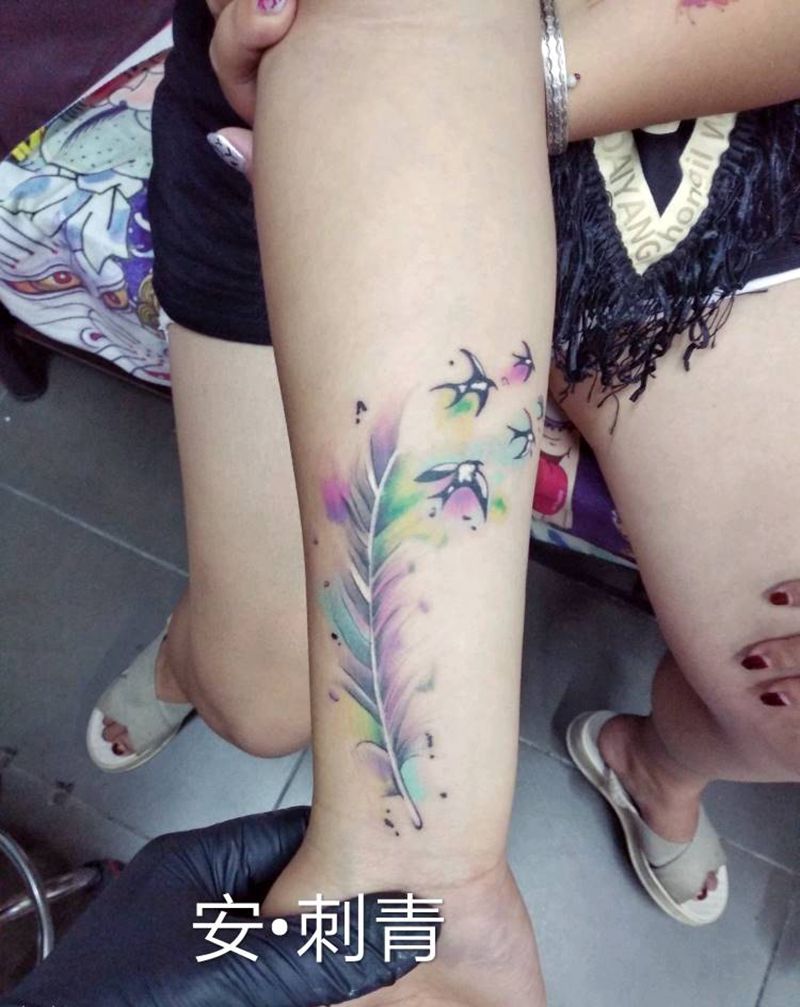 泼墨羽毛3人行纹身图片