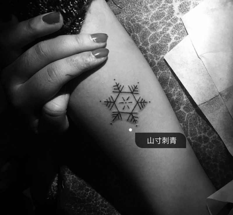 雪花❄纹身图片_清新手部纹身图案
