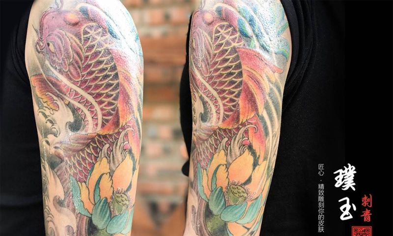 锦鲤莲花，彩色为恢复后。纹身图片