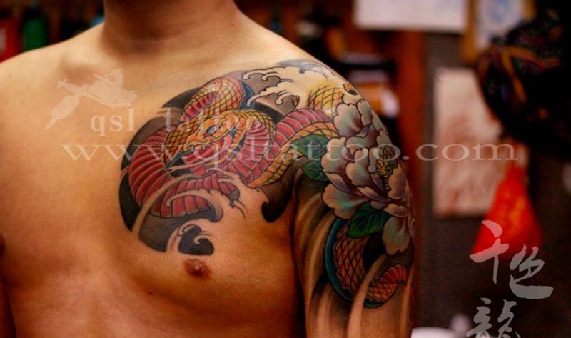蛇戏牡丹纹身图片