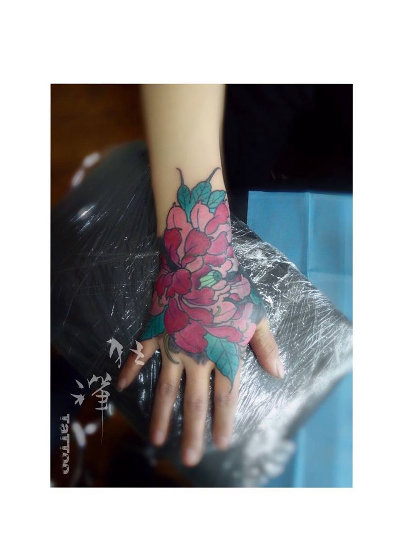 盖中盖牡丹纹身图片_手部新传统纹身图案
