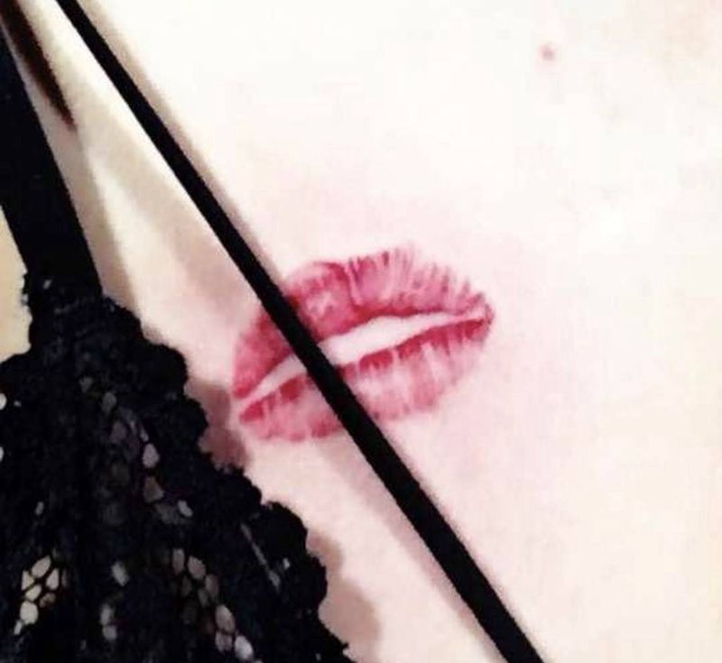 为客人定制自己的唇印纹身图片