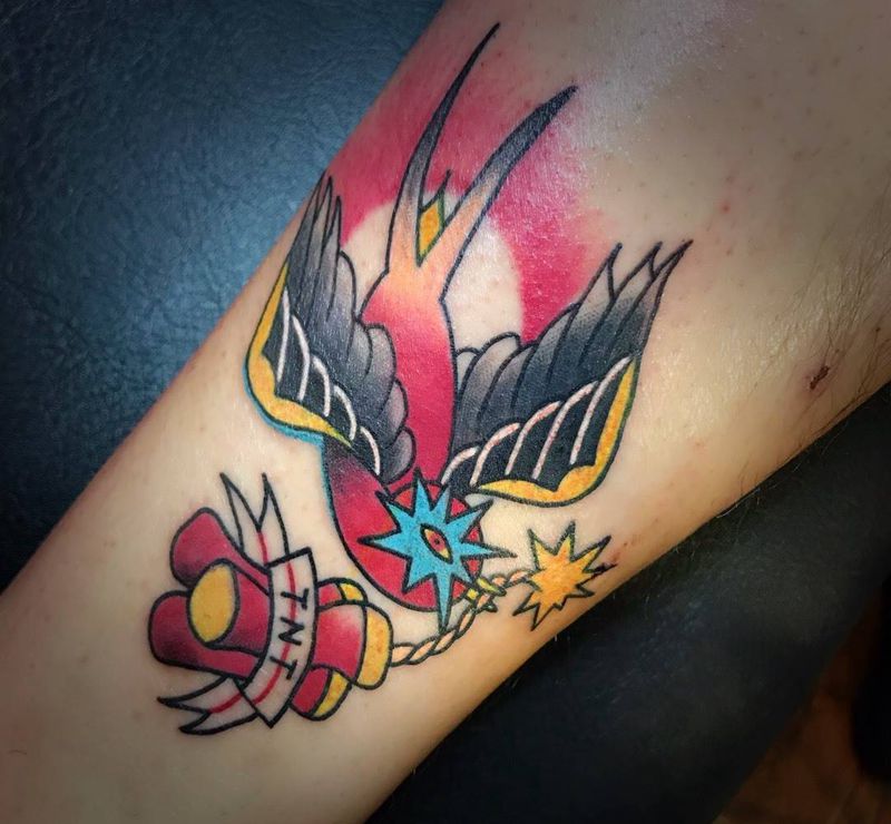 燕子纹身图片_腿部Old School纹身图案