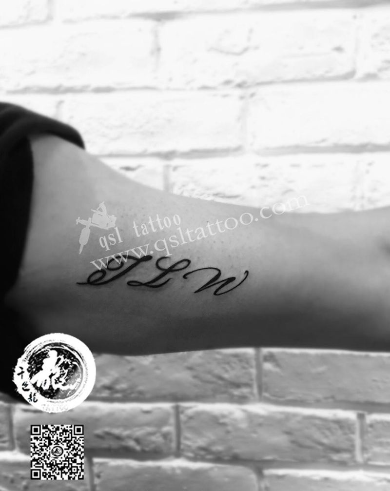 添加W字母纹身图片