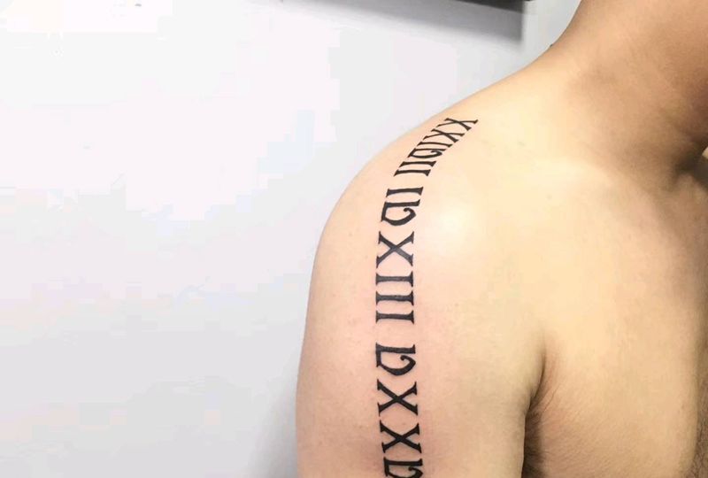 罗马数字纹身图片_肩部字体纹身图案