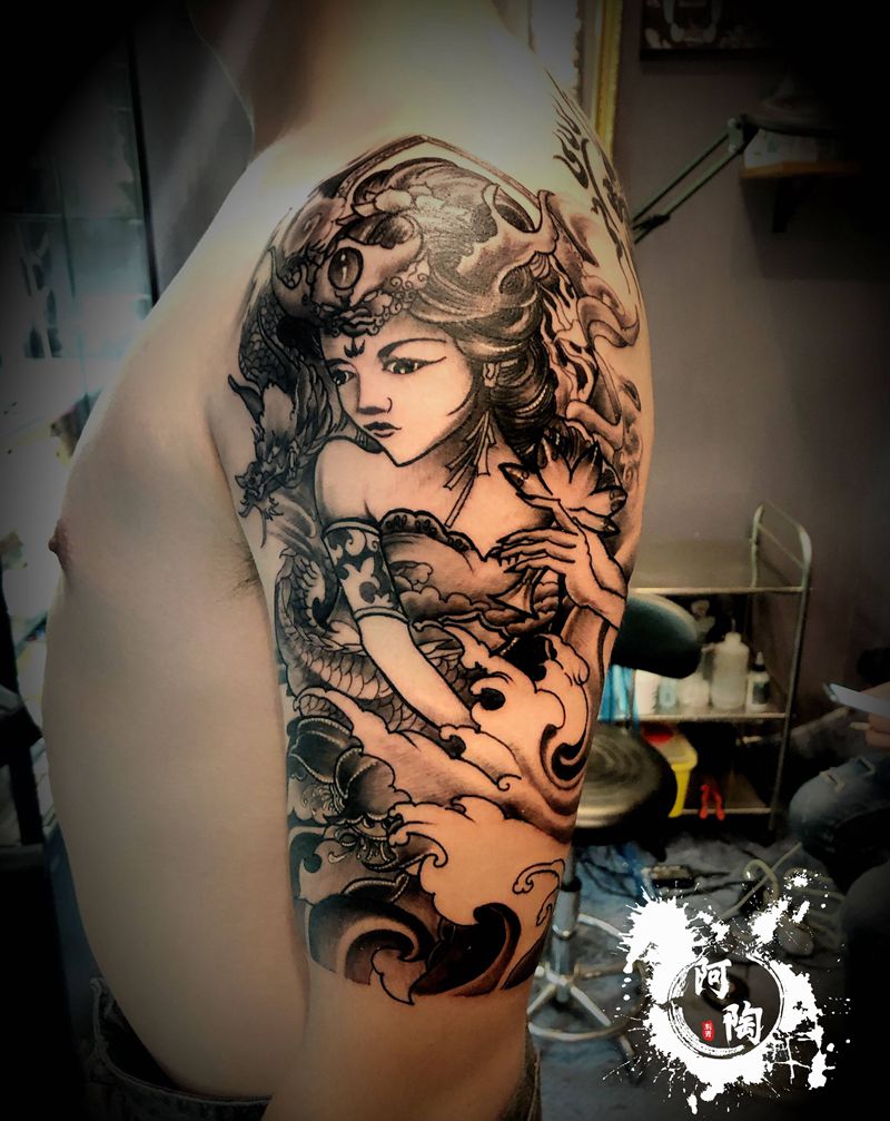 蘢女纹身图片_手臂新传统纹身图案