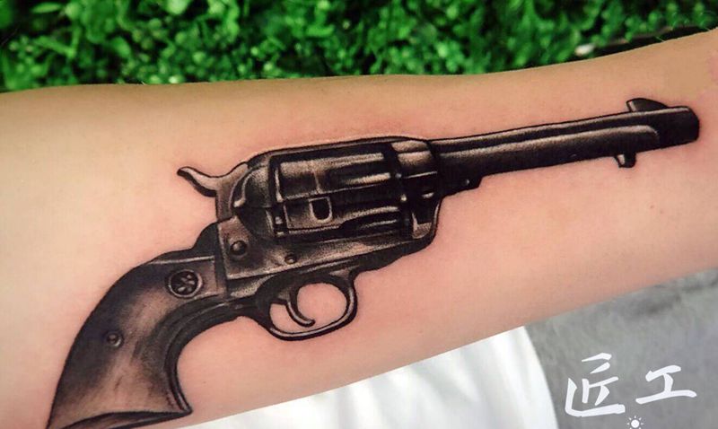 左轮手枪纹身图片_手部欧美写实左轮手枪纹身图案
