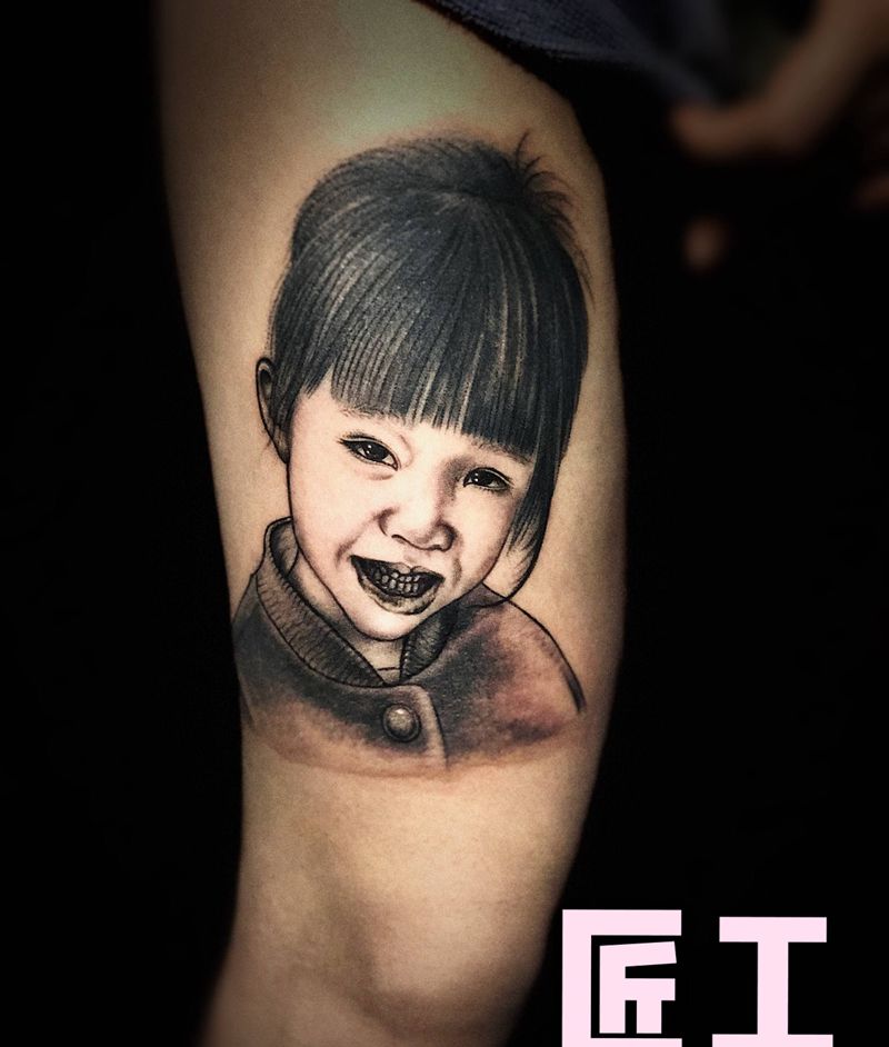 母爱纹身图片_腿部欧美写实肖像纹身图案