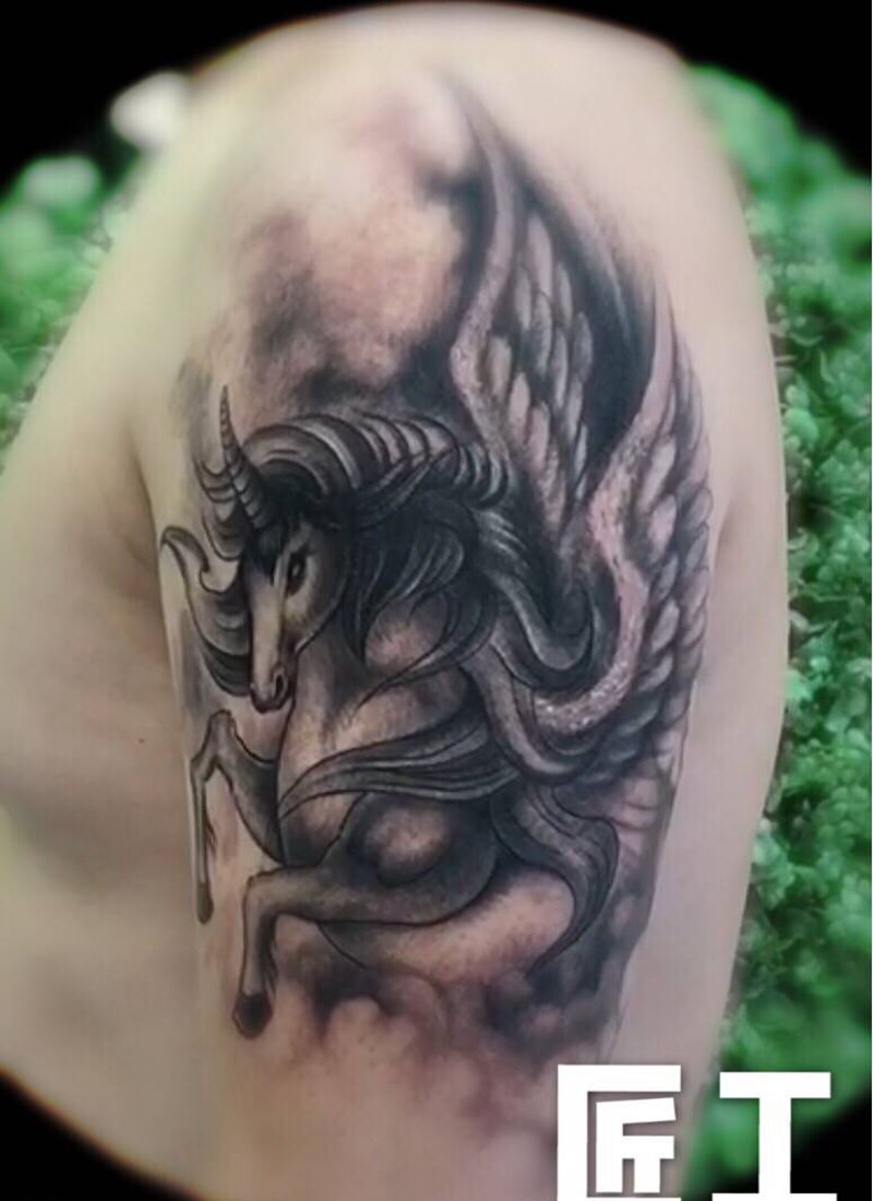 独角兽纹身图片_手臂欧美写实新传统独角兽纹身图案