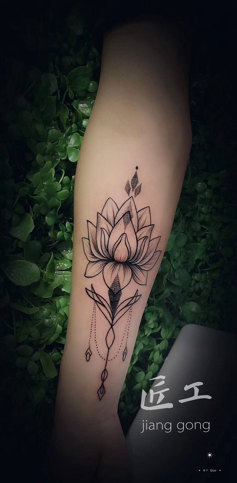 素花纹身图片_手臂点刺素花纹身图案