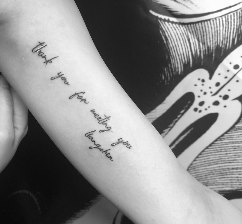 英文字母纹身图片_手部花体字纹身图案