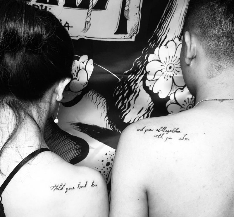 英文字母纹身图片_肩部花体字纹身图案