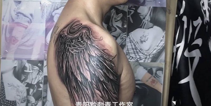 翅膀纹身图片_臀部肩部新传统纹身图案