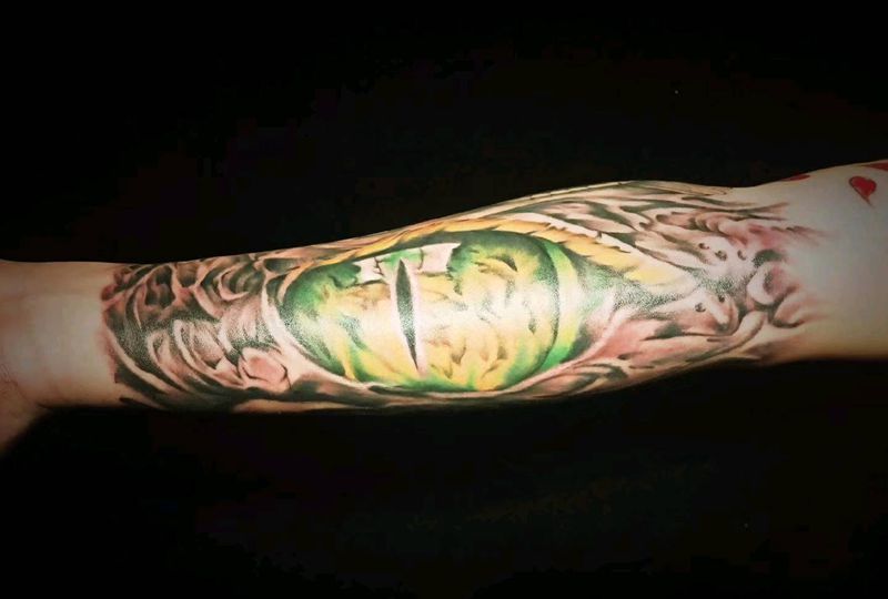 写实眼睛纹身图片_手臂欧美写实纹身图案